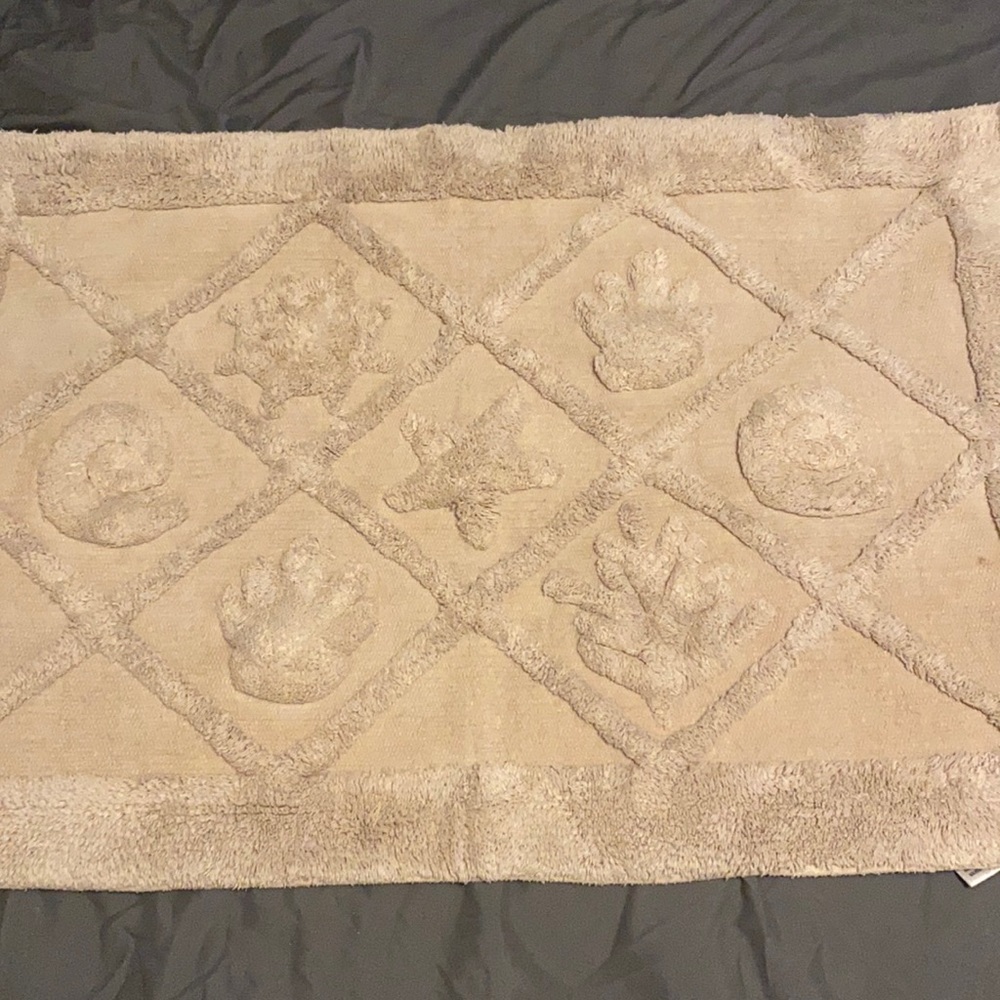 Seashell bath mat